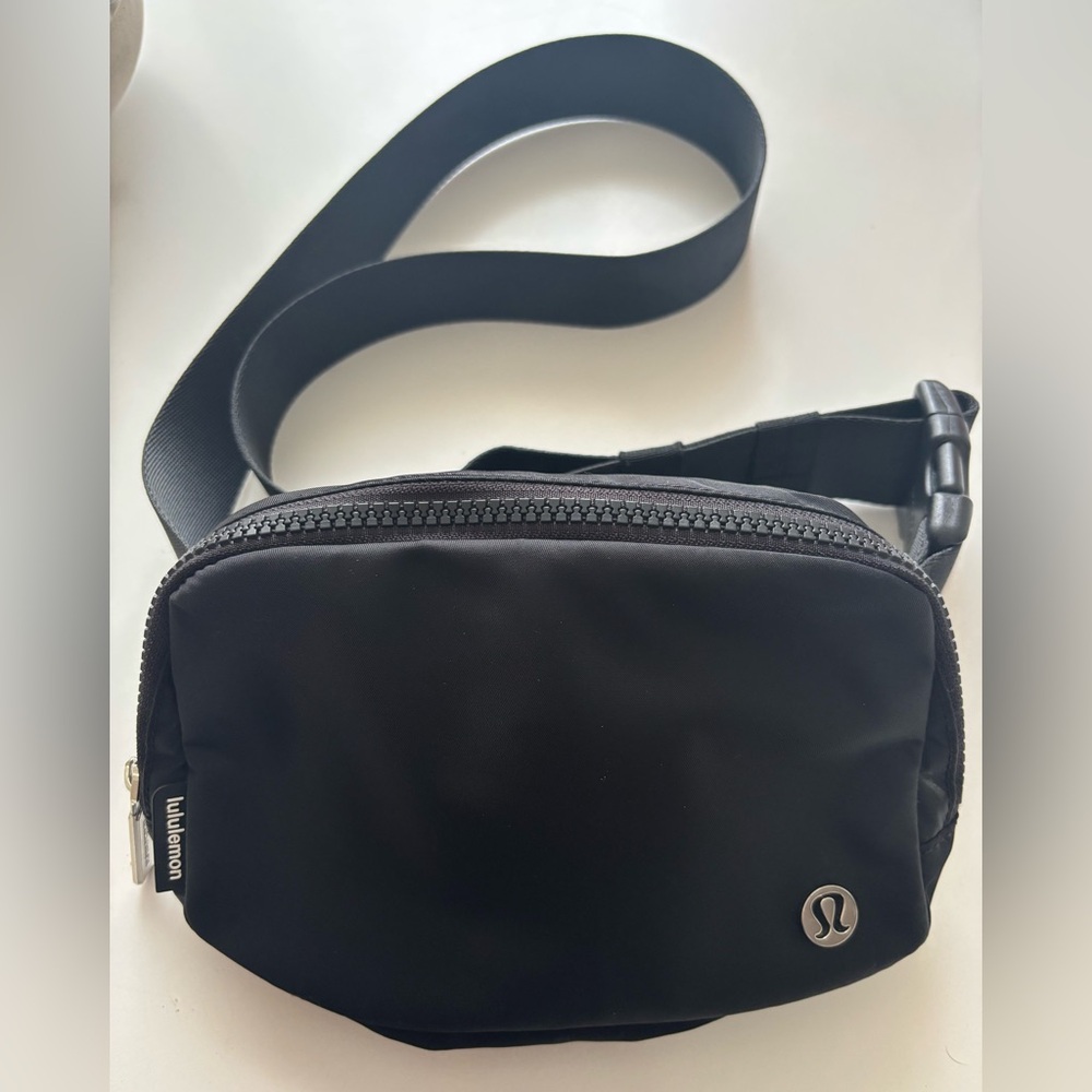 Lululemon 1L Everywhere Black Belt Bag